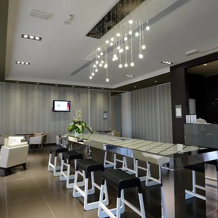 Hotel Western Premier Chc Airport 4*