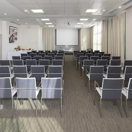 Hotel Western Premier Chc Airport 4*