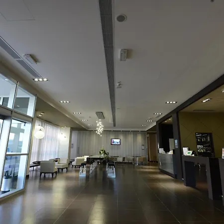 Hotel Western Premier Chc Airport 4*