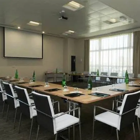 Hotel Western Premier Chc Airport 4*