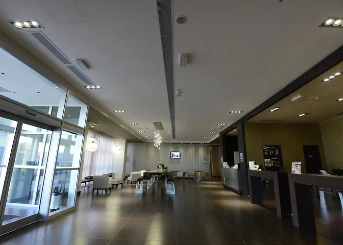 Отель Western Premier Chc Airport 4*