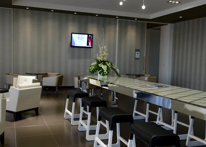 Hotel Western Premier Chc Airport 4*