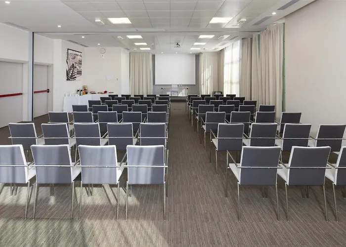 Hotel Western Premier Chc Airport 4*